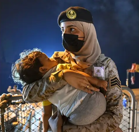 فيديو .. مجندة سعودية تحتضن طفل سوداني يحصد الأكثر مشاهدة